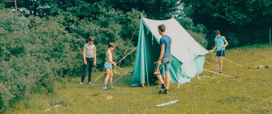 i ragazzi montano insieme la tenda